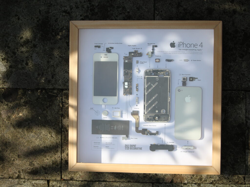 Art frame Apple iPhone 4 Black with Natural Wooden Frame – Dapat Decorative